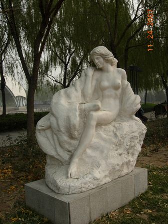 北京國際雕塑公園的美女俊男